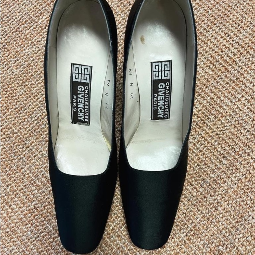 Vintage Givenchy pumps in black satin.